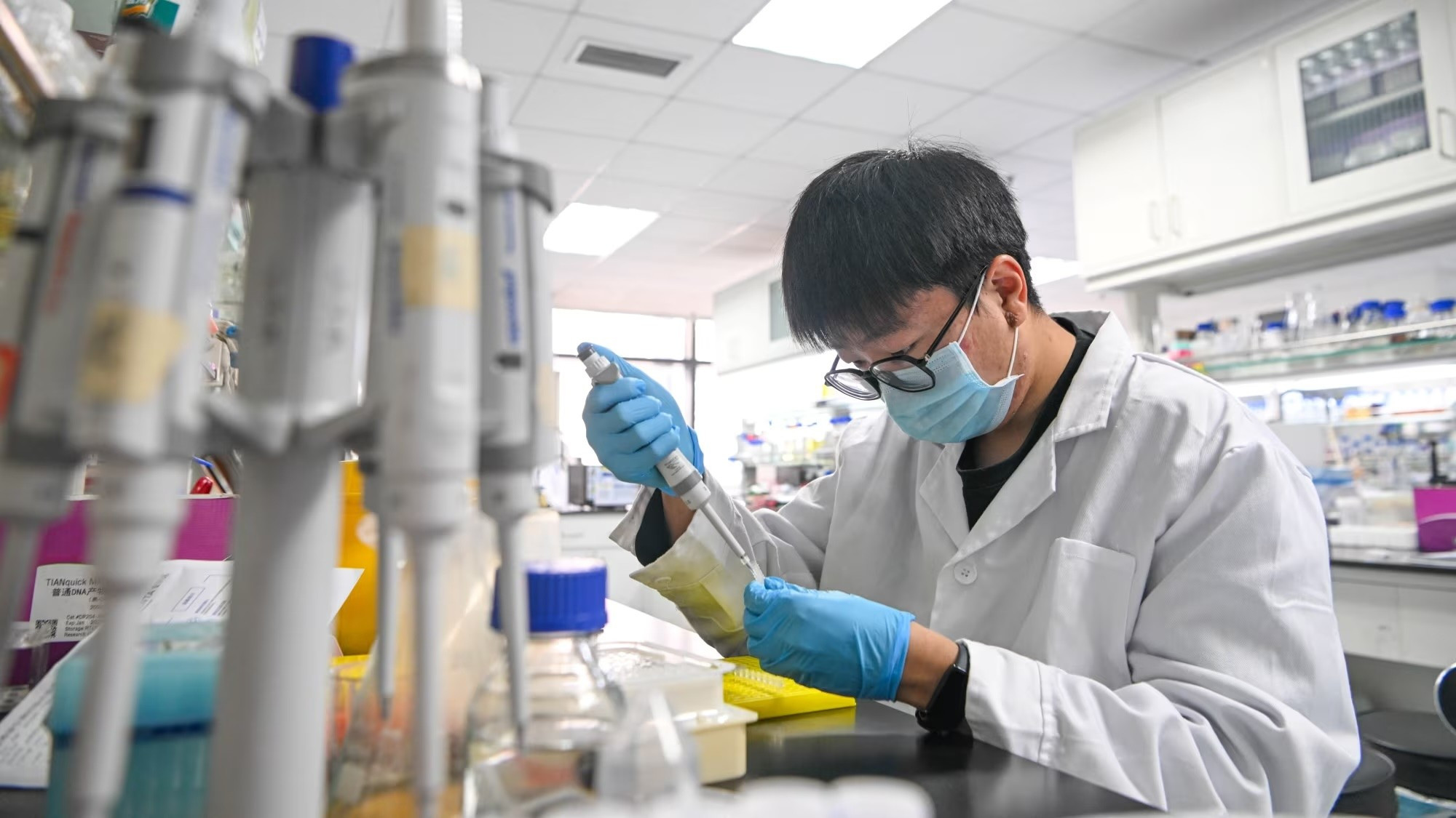 Một nhà nghiên cứu làm việc tại phòng thí nghiệm của Viện Hàn lâm Khoa học Trung Quốc ở Thiên Tân gettyimages-1895741992.jpg