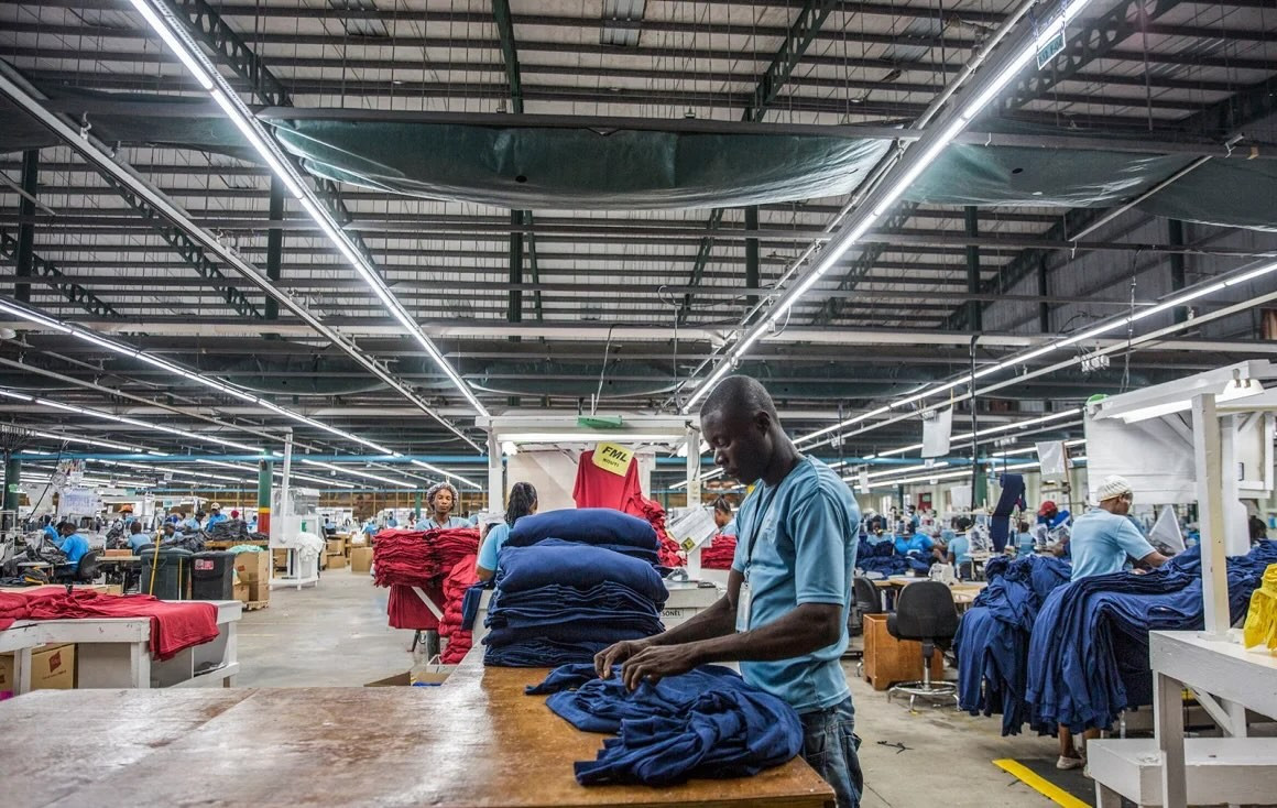 Một nhà máy may mặc ở Khu tự do Dominica, nằm trên biên giới giữa Cộng hòa Dominica và Haiti gettyimages-1043208164.jpg