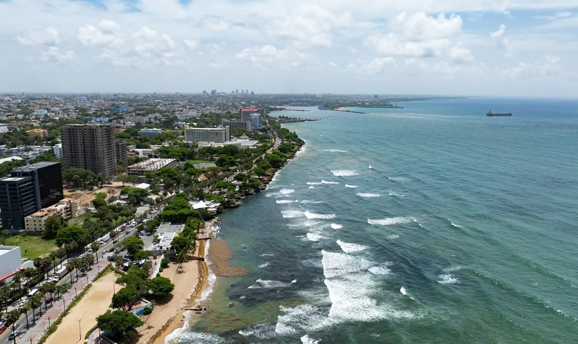 Dọc đường bờ biển tại thành phố Santo Domingo của Cộng hoà Dominica gettyimages-2153635772.jpg