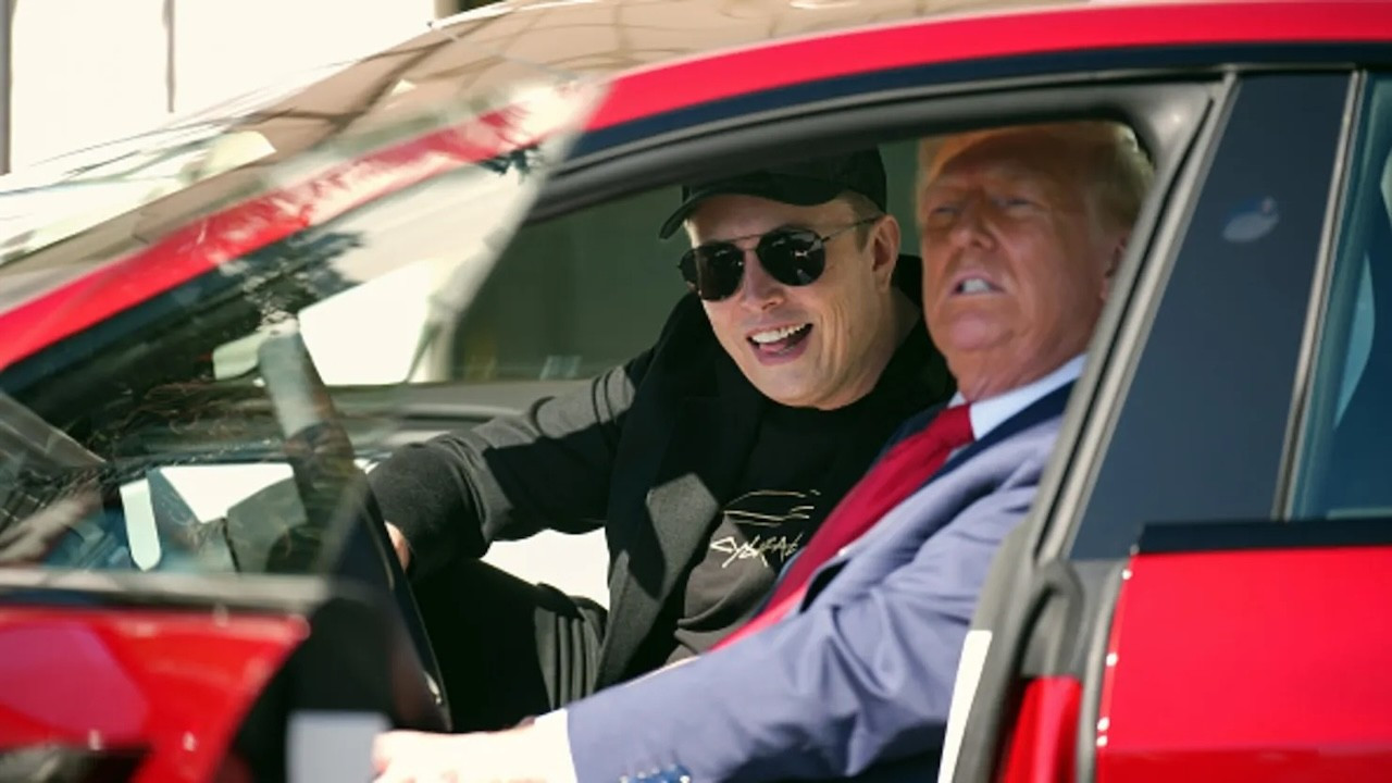 Ông Donald Trump và Elon Musk cùng ngồi trong một chiếc Tesla Model S trên bãi cỏ Nhà Trắng vào ngày 11/3/2025 us-president-donald-trump-and-white-house-senior-advisor-tesla-and-spacex-ceo-elon-musk-sit-in-a-model-s-on-the-south-lawn-of-the-white-house-on-march-11-2025-in-washington-dc.jpg