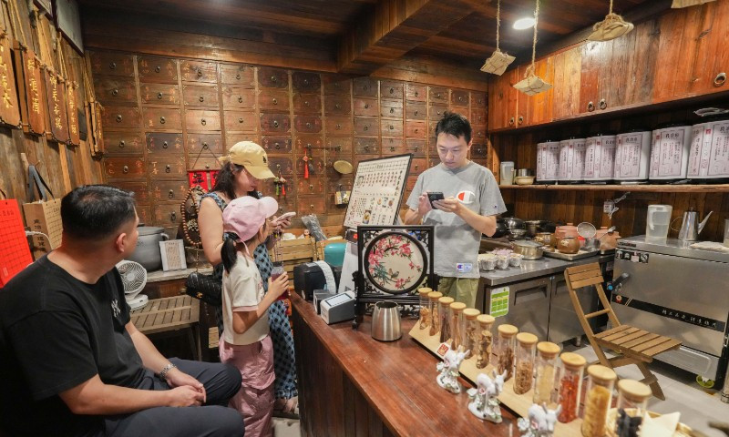 Các tiệm trà thảo mộc hiện đang rất được ưa chuộng tại Trung Quốc mot-quan-tra-thao-moc-dang-duoc-ua-chuong-o-trung-quoc.jpg
