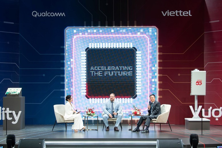 Lãnh đạo Tập đoàn Qualcomm và Tập đoàn Viettel chia sẻ về xu hướng phát triển công nghệ (Ảnh: VGP/HT) a1-1755230135098548729556.jpg