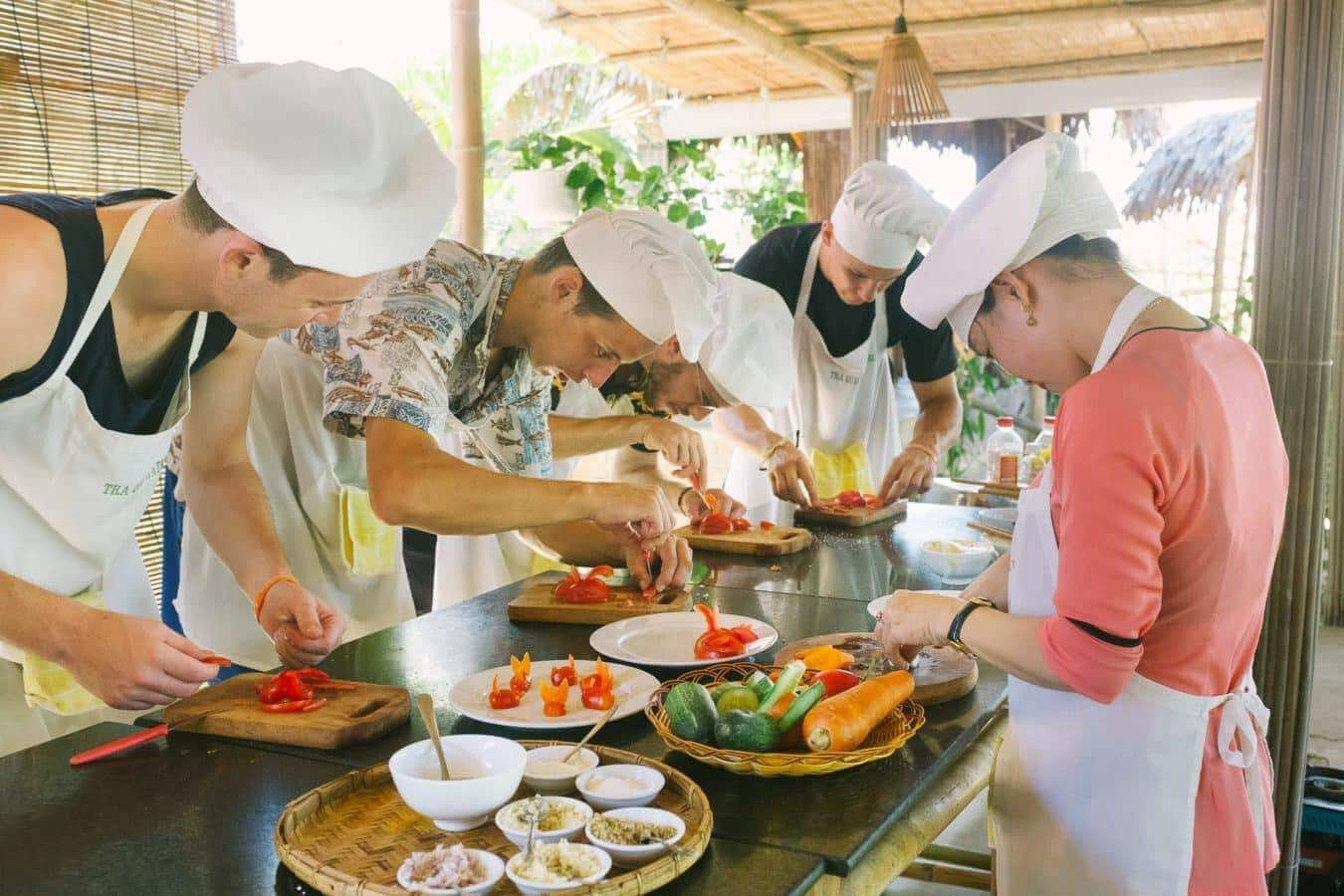 Nấu ăn cùng người bản địa cũng đang trở thành một trong số những hoạt động được yêu thích nhất trong du lịch Việt Nam cooking-class-in-hanoi-01-1693475189.jpg