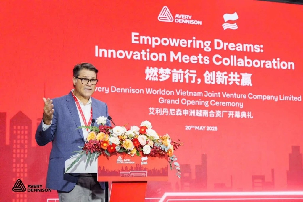 Phó Chủ tịch cấp cao kiêm Tổng Giám đốc Khối Giải pháp ngành may mặc của Avery Dennison, ông Michael Barton phát biểu tại sự kiện 26214245-499666345-1285526863573485-7075835437973754093-n-cover-1600x1068.jpg