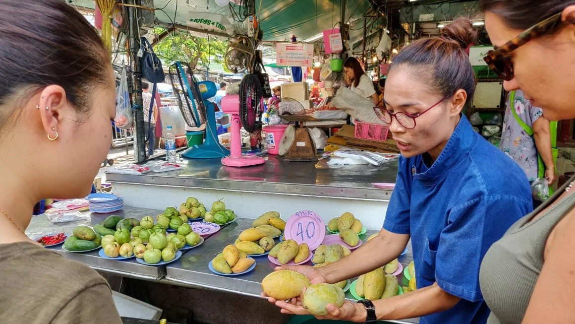Đầu bếp Thái Lan Goong Sreesopon đang hướng dẫn học viên cách chọn những quả xoài thơm ngon nhất chef-goong-sreesopon-teaches-her-students-how-to-choose-a-good-mango.jpg