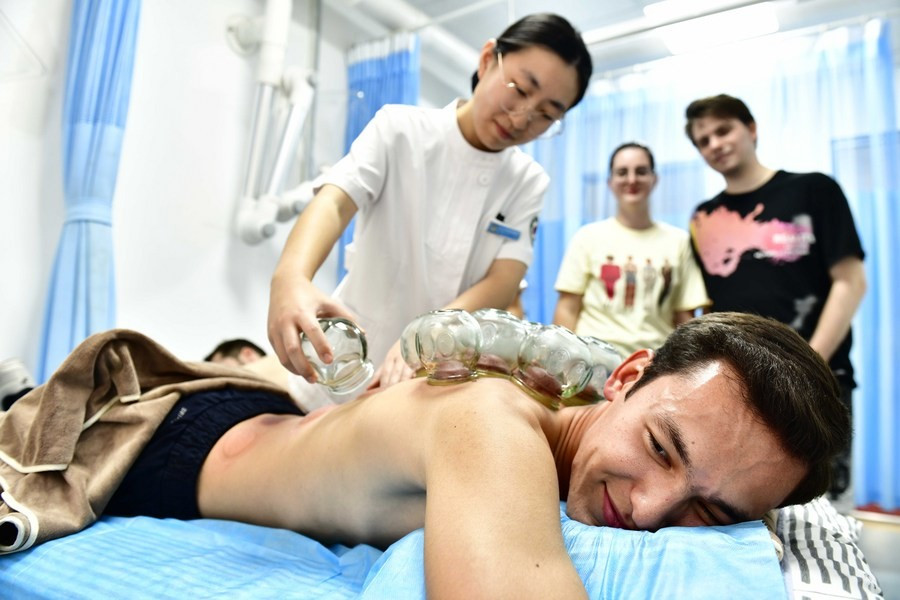 Một du học sinh người Thổ Nhĩ Kỳ tại Trung Quốc lần đầu thử nghiệm phương pháp giác hơi cac-ban-du-hoc-sinh-nuoc-ngoai-thu-nghiem-cac-loai-hinh-dieu-tri-giac-hoi-tai-trung-quoc.jpg