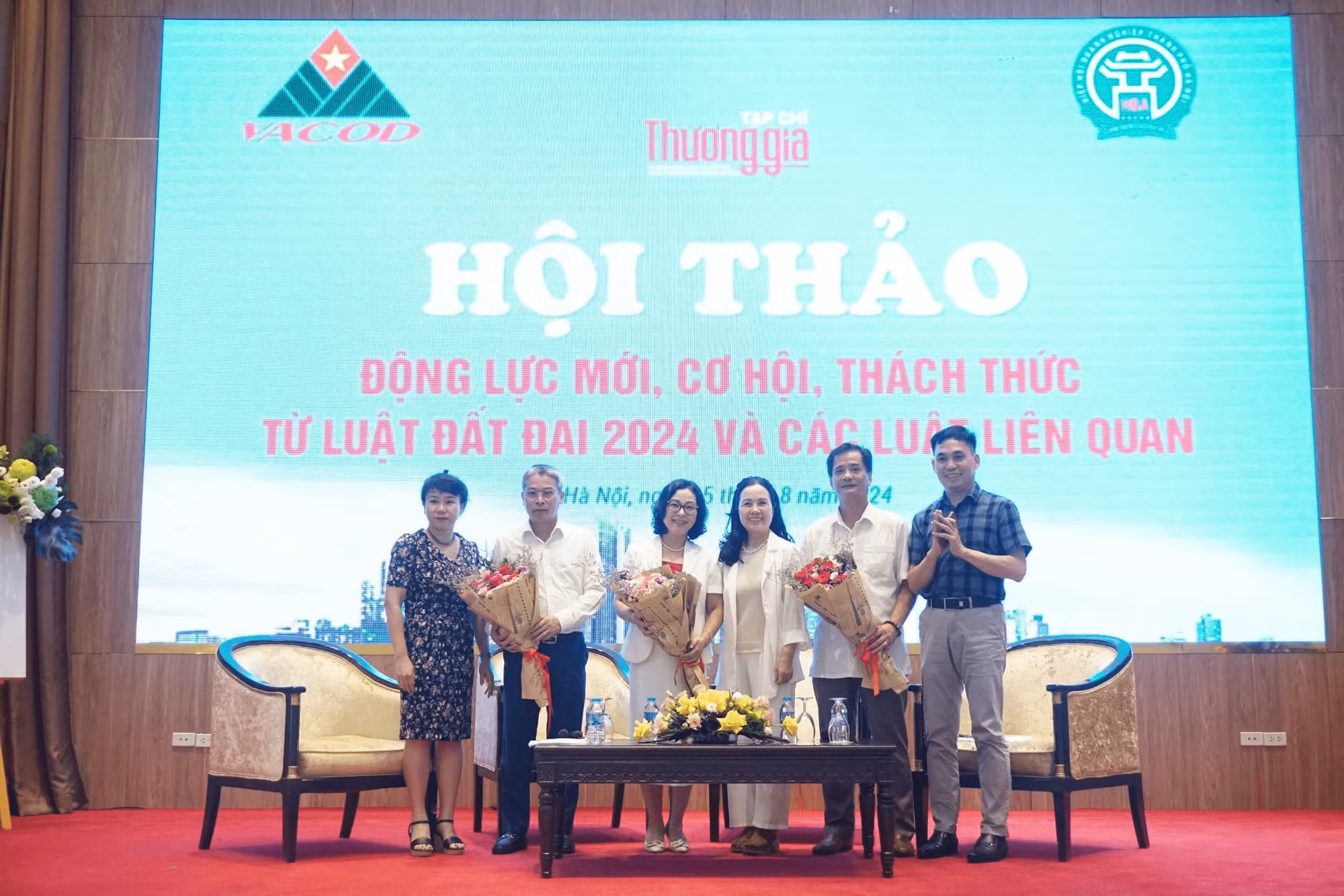 Các đại biểu chụp ảnh lưu niệm tại hội thảo