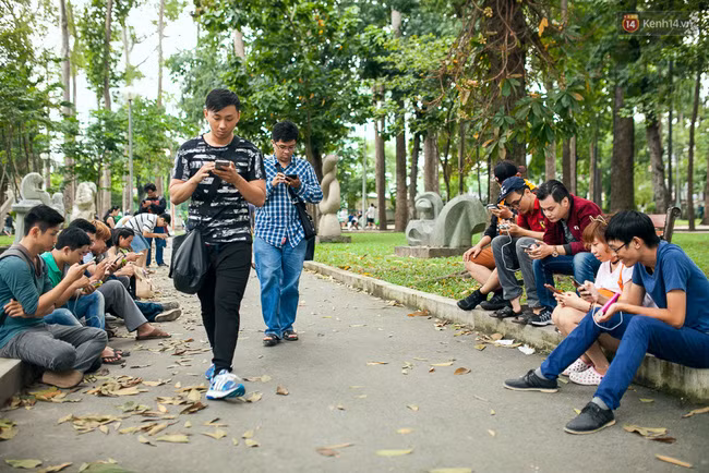 Bạn trẻ dàn trận để "săn" Pokémon ảnh 9