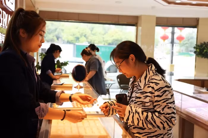 Người dân Trung Quốc nhịn uống Starbucks, mua đồ Gucci để... tích vàng