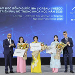 Ông Wagih Ahmed, Tổng Giám đốc L’Oréal Vietnam (bìa trái) và Jonathan W. Baker, Trưởng đại diện Unesco tại Việt Nam (bìa phải) trao học bổng cho ba nhà khoa học