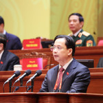 Đồng chí Hoàng Văn Nghiệm, Bí thư Tỉnh ủy, Trưởng Đoàn đại biểu Quốc hội tỉnh Sơn La, trình bày tham luận “Phát triển kinh tế xanh gắn với nông nghiệp ứng dụng công nghệ cao và du lịch sinh thái bền vững”. Ảnh: TTXVN