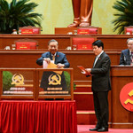 Tổng Bí thư Tô Lâm cùng các đồng chí lãnh đạo Đảng và Nhà nước bỏ phiếu bầu Ủy viên Trung ương chính thức và Ủy viên dự khuyết Ban Chấp hành Trung ương Đảng khóa XIV