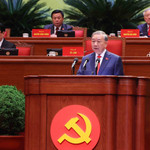 Tổng Bí thư Tô Lâm trình bày Báo cáo của Ban Chấp hành Trung ương Đảng khóa XIII về các văn kiện trình Đại hội XIV của Đảng. Ảnh: TTXVN