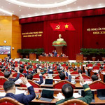 Các đồng chí Uỷ viên Trung ương biểu quyết tại Đại hội. Ảnh TTXVN