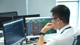 VN-Index quay lại đỉnh cũ, nhà đầu tư nên làm gì ?