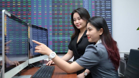 VN-Index áp sát đỉnh cũ, kỳ vọng phá mốc 1.400 điểm