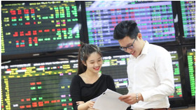 Sóng hồi xuất hiện, VN-Index hướng đỉnh cũ nhưng rủi ro chốt lời vẫn rình rập