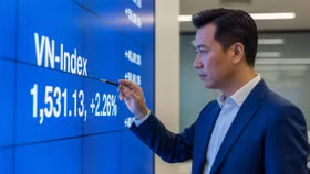 VN-Index áp sát đỉnh lịch sử, sóng tăng lan tỏa khắp thị trường