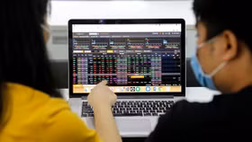 Áp lực điều chỉnh ngắn hạn gia tăng, VN-Index đối mặt thử thách tại vùng đỉnh cũ