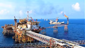 Cổ phiếu dầu khí “rực lửa” giữa sắc đỏ thị trường