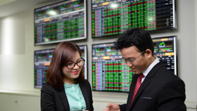 VN-Index tiệm cận đỉnh 3 năm, nhà đầu tư nên làm gì?