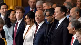 Từ trái sang phải: Mark Zuckerberg, CEO của Meta; Lauren Sanchez, người dẫn chương trình truyền hình Mỹ; Jeff Bezos, giám đốc điều hành Amazon; Sundar Pichai, giám đốc điều hành Google; và Elon Musk, CEO của Tesla, tại lễ nhậm chức của Tổng thống Hoa Kỳ Donald Trump tại Washington, ngày 20/1/2025. Ảnh: JULIA DEMAREE NIKHINSON/AFP