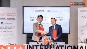 Tiến sĩ Kim Sang-il - Chủ tịch của H PLUS International Medical Center và ông Phạm Hồng Sơn - Tổng Giám đốc của GE HealthCare Việt Nam ký kết Biên bản ghi nhớ