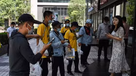 Sự khốc liệt của thị trường trăm người mua vạn người bán đang lộ ra những chiêu trò không ngờ