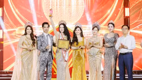 Trưởng BGK – Ca nhạc sĩ Ngọc Sơn (Chủ tịch Topstar Entertainment tại Việt Nam), Phó Trưởng BGK – NSND Vương Duy Biên (Nguyên Thứ trưởng Bộ Văn hoá, Thể thao và Du lịch) và Hoa hậu Doanh nhân Hương sắc Việt Nam 2025 Đoàn Thị Minh Toán, Hoa hậu Doanh nhân Châu Á 2025 Ban Thị Thu và Hoa hậu Doanh nhân Việt Nam 2026 Nguyễn Hoàng Vân thực hiện nghi thức trao giải cho nàng tân hậu. Photo: Team Bình Nguyễn
