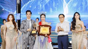 Trưởng BTC – Hoa hậu Đại sứ Toàn cầu Hạnh Nguyên, Trưởng BGK – Ca nhạc sĩ Ngọc Sơn (Chủ tịch Topstar Entertainment tại Việt Nam), Phó Trưởng BGK – NSND Vương Duy Biên (Nguyên Thứ trưởng Bộ Văn hoá, Thể thao và Du lịch) và Hoa hậu Nhân ái – Hoa hậu Thương hiệu Việt Nam 2024 Nguyễn Thị Thủy thực hiện nghi thức trao giải cho nàng tân hậu. Photo: Team Bình Nguyễn