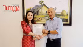 Phó Chủ tịch thường trực VACOD trao quyết định bổ nhiệm cho ông Doãn Xuân Trường