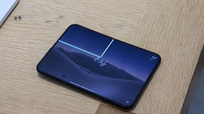 iPhone Duo bị tố nứt màn hình sau vài giờ sử dụng, nghi vấn lỗi bản lề