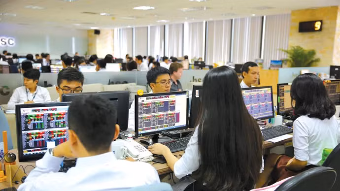 VN-Index hướng về 1.700 điểm, áp lực từ nhóm Vingroup phủ bóng thị trường