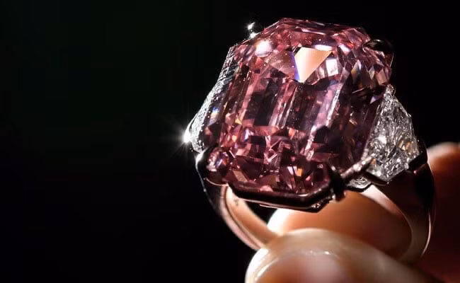 Kỷ lục đấu giá 50 triệu USD cho viên kim cương hồng quí hiếm