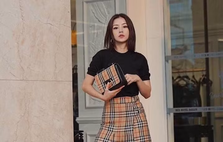 Chi Pu, Châu Bùi duyên dáng cùng chiếc túi Burberry D-Ring