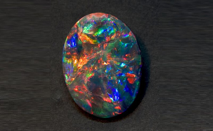 Tại sao ngọc mắt mèo đen (black opal) lại có giá trị đến vậy?