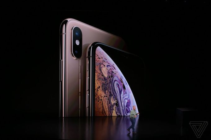 Ảnh thực tế Phone Xs Max hai sim, màn hình 'khổng lồ'