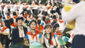 Thị trường thời trang, phụ kiện yêu nước sôi động trước thềm Quốc khánh 2/9