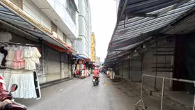 “Thiên đường mua sắm” chợ Nhà Xanh đìu hiu, nhiều gian hàng đóng cửa im lìm