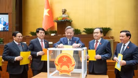 Tổng Bí thư Tô Lâm, Chủ tịch nước Lương Cường, Thủ tướng Phạm Minh Chính, Chủ tịch Quốc hội Trần Thanh Mẫn và đại biểu bỏ phiếu bầu Phó Chủ tịch Quốc hội và Ủy viên Ủy ban Thường vụ Quốc hội; Phê chuẩn đề nghị của Thủ tướng Chính phủ về việc bổ nhiệm các Phó Thủ tướng Chính phủ, Bộ trưởng và thành viên khác của Chính phủ nhiệm kỳ 2021-2026
