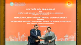 Ông Kasimov Ilzat Ablaxatovich, Thứ trưởng bộ Đầu tư, Công nghiệp và Thương mại Uzbekistan (bên trái) và ông Nguyễn Việt Quang, Phó Chủ tịch kiêm Tổng Giám đốc Tập đoàn Vingroup (bên phải) tại buổi ký kết biên bản ghi nhớ hợp tác