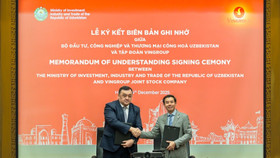 Ông Kasimov Ilzat Ablaxatovich, Thứ trưởng bộ Đầu tư, Công nghiệp và Thương mại Uzbekistan (bên trái) và ông Nguyễn Việt Quang, Phó Chủ tịch kiêm Tổng Giám đốc Tập đoàn Vingroup (bên phải) tại buổi ký kết biên bản ghi nhớ hợp tác