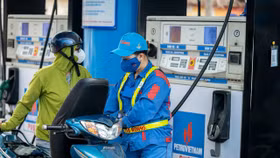 Sau 2 cơn bão lớn, giá xăng đồng loạt giảm mạnh, RON 95 về dưới mức 20.000 đồng/lít