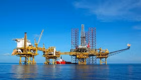 Lợi nhuận “rực lửa” của các đại gia xăng dầu trong quý 2/2025