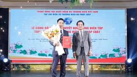 TS Lê Ngọc Dũng, Ủy viên Ủy ban Trung ương Mặt trận Tổ quốc Việt Nam, Chủ tịch Hội Nghệ nhân và Thương hiệu Việt Nam trao Quyết định bổ nhiệm nhà báo Cảnh Chi Tuyên giữ chức vụ Tổng Biên tập Tạp chí điện tử Thương hiệu và Pháp luật