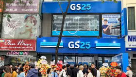 Hình ảnh các bạn trẻ xếp hàng dài tại cửa hàng GS25 Đội Cấn vào trưa 14/3