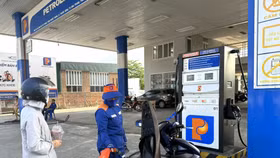 Giá xăng giảm sâu