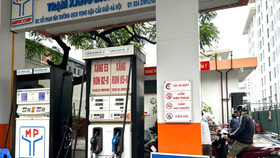 Giá xăng dầu tiếp tục điều chỉnh trái chiều