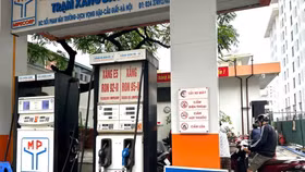 Giá xăng dầu tiếp tục điều chỉnh trái chiều