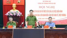 Đồng chí Thiếu tướng Dương Đức Hải, Phó Giám đốc Công an thành phố phát biểu tại hội nghị